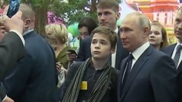 Крестный мальчика, обратившегося к Путину за помощью, готов оформить опеку