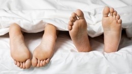 Медики пояснили, почему ноги должны выглядывать из-под одеяла во время сна