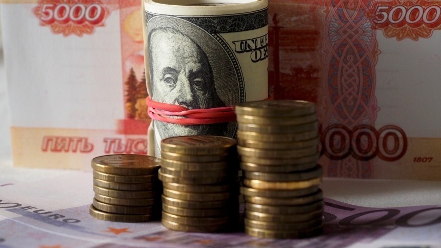 Курс евро на торгах превысил 85 рублей, доллар подорожал до 74 рублей