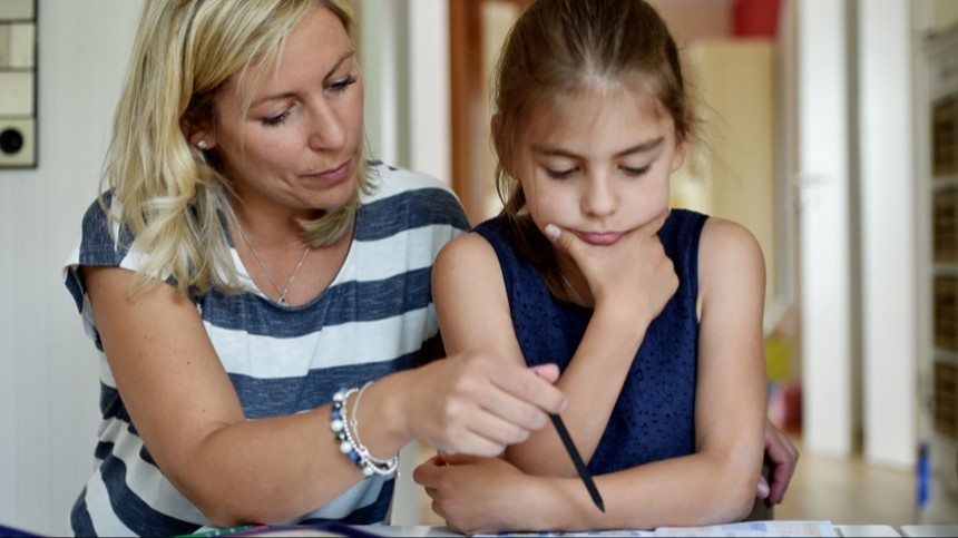 Нужно ли ребенку помогать с домашним заданием? — отвечает психолог