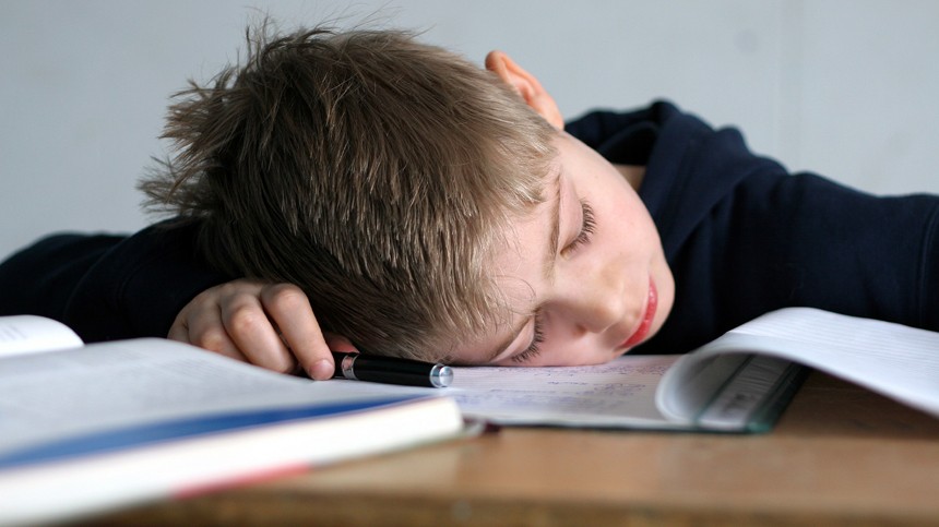 Нужно ли ребенку помогать с домашним заданием? Психолог отвечает на сложные «школьные» вопросы
