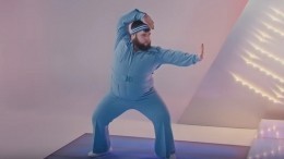 «Пухляш в голубом» из клипа Little Big стал героем многочисленных мемов