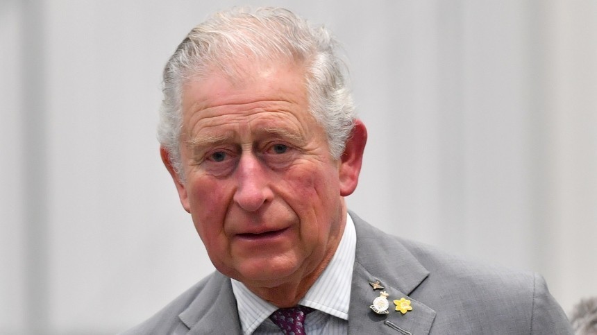 Принц Чарльз дважды за полминуты попал в неловкую ситуацию из-за рукопожатий