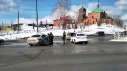 У здания суда в Свердловской области мужчина зарезал жену и ранил приставов