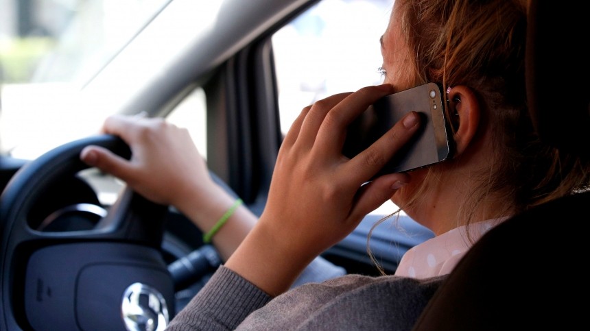 ГИБДД начнет фиксировать использование телефонов за рулем с помощью камер
