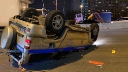 Полицейский автомобиль перевернулся после аварии в Москве