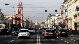 Видео: лихач разогнался до 180 км/ч на Невском проспекте, лавируя между машин