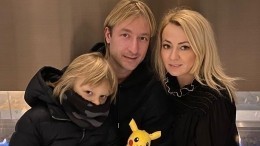 Плющенко разбил люстру во время танцев дома — видео