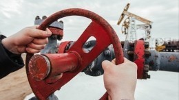 Эр-Рияд потребовал от Москвы еще большего снижения добычи нефти