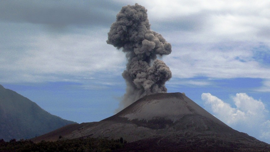 Извержение опасного вулкана Анак-Кракатау началось в Индонезии