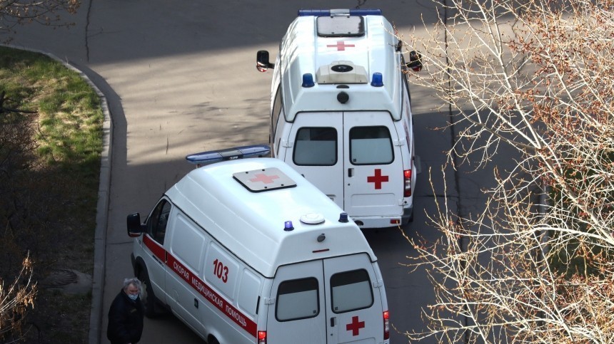 Три человека пострадали при столкновении скорой помощи и легковушек в Саратове