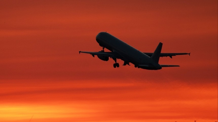Самолет совершил посадку в аэропорту Екатеринбурга из-за задымления