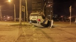 Видео: в Петербурге автомобиль каршеринга перевернулся после маневра