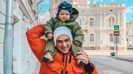 «На дело с совком»: Топалов показал прогулки с сыном в самоизоляции