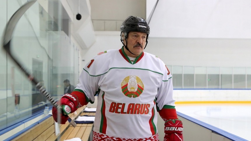 Партнер Лукашенко по хоккейной команде попал в больницу с коронавирусом