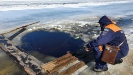 Автомобиль с детьми провалился под лед в Якутии