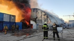 Видео: МЧС стянуло силы для тушения пожара на складе с краской на юге Петербурга