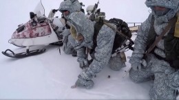 Видео: десантники ВДВ первыми в мире прыгнули с десятикилометровой высоты в Арктике