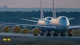 Сильный ветер развернул стоящий Boeing-737 и повредил соседний самолет