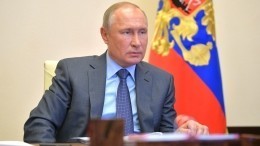 Путин минимизировал очные контакты и старается соблюдать дистанцию из-за коронавируса