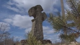 Древние каменные кресты в Ленобласти под угрозой уничтожения из-за искателей мифических сокровищ
