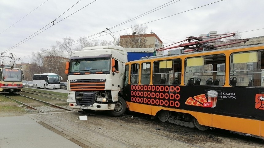 По меньшей мере 10 человек пострадали в аварии с трамваем в Екатеринбурге