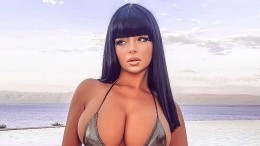 «Упоительная»: Деми Роуз поделилась фото в сексуальном пляжном платье, накинутом на голое тело