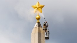 Стеллу на площади Восстания в Петербурге помыли впервые за 12 лет