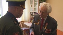 Военные поздравили 99-летнего ветерана концертом и онлайн-авиапарадом