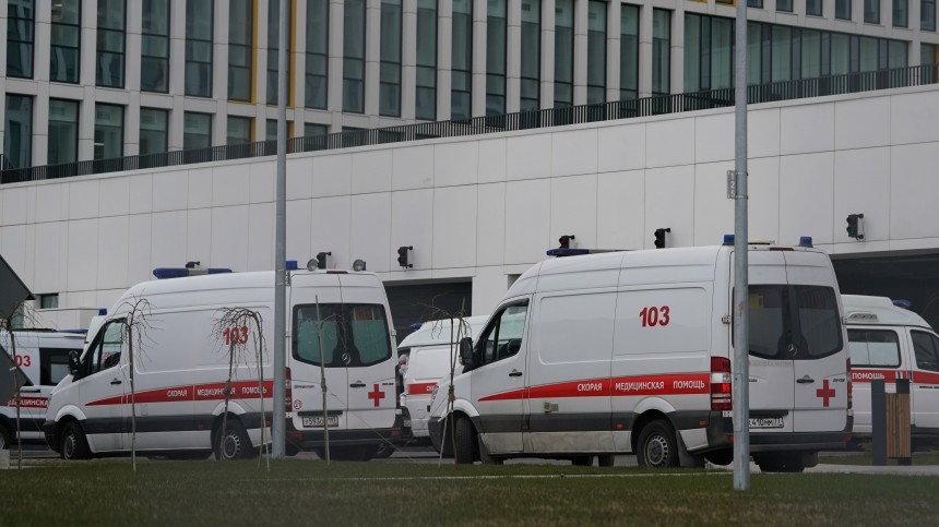 Власти Петербурга объяснили очереди из неотложек возле больниц