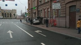 Видео: легковушка, испугавшись грузовика, влетела в парадную в Петербурге