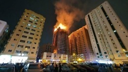 Пожар полностью охватил небоскреб в Арабских Эмиратах
