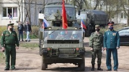 Видео: парад военной техники прошел во дворе жилого дома в Ленобласти