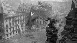 Facebook начал удалять посты со снимком Знамени Победы над Рейхстагом