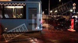 Видео: легковушка влетела в автобус в Новой Москве, один человек погиб