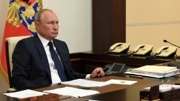 Путин раскритиковал чиновников за сбои в выплатах на детей и медикам