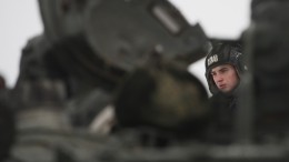 В Ленобласти танковые экипажи отработали технику стрельбы по движущимся мишеням