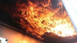 Огонь охватил кровлю торговой линии в Якутске