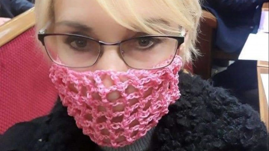 «Микробы на подлете сдохнут от смеха»: депутат Рады надела маску «в дырочку»