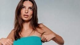 Эмили Ратаковски оголила грудь для съемки одежды собственного бренда