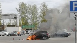 Видео: мужчина спас двух детей из горящей машины на парковке в Петербурге