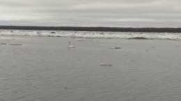 Вышедшая из берегов река Колыма затопила ВПП аэропорта города Среднеколымск в Якутии