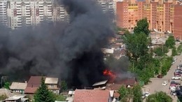 В Красноярске рядом с многоэтажками полыхает частный дом. Слышны взрывы газа