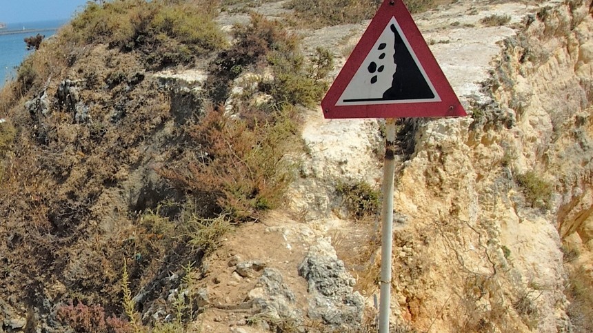 Камень со скалы упал на трех пятиклассниц на острове Итуруп