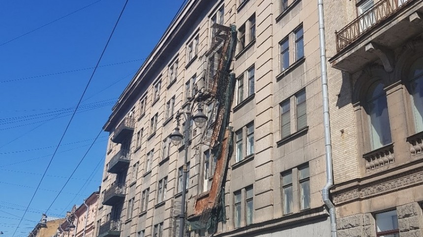 Четыре балкона обрушились в центре Петербурга