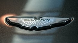 Водитель на люксовом Aston Martin встретился с препятствием на Новом Арбате