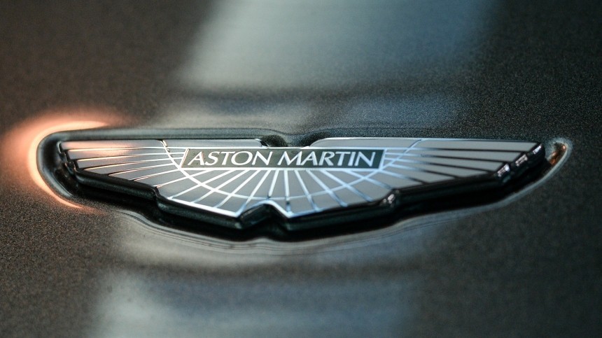 Водитель на люксовом Aston Martin встретился с препятствием на Новом Арбате