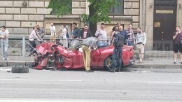 Видео: Ferrari на огромной скорости влетел в Volkswagen Polo в центре Петербурга