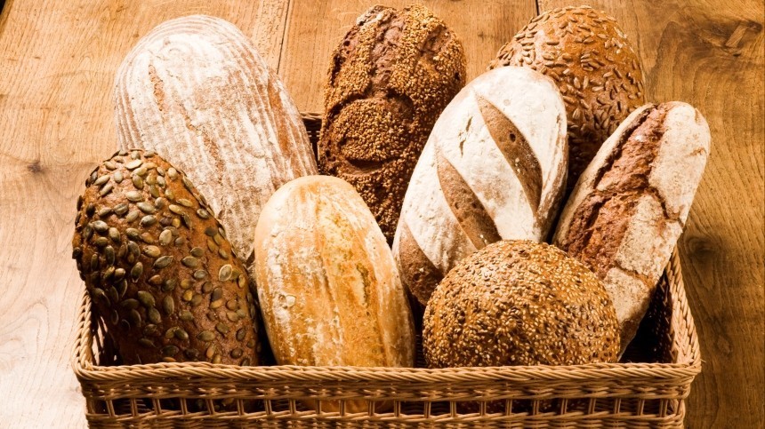 Корзина для хлеба. Хлеб последний. Закупки хлеба за границей. Bread Loaf background.
