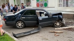 Полицейский въехал в толпу прохожих в Воронеже — видео